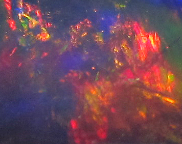 Ópalo negro, por Crissanta, derivada de Black opal (Stayish Mine, Wollo Province, Ethiopia) 3, por James St. John (CC BY).